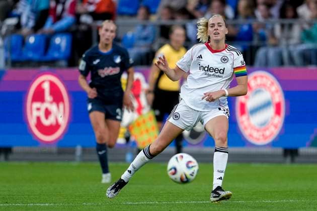Laura Freigang SGE, 10 , on the ball, cropped, full body, single image, single photo, action, action, 14 09 2025, Sinsheim Hoffenheim Germany , Football, Google Pixel Women Bundesliga, TSG 1899 Hoffenheim Eintracht Frankfurt, DFB DFL REGULATIONS PROHIBIT ANY USE OF PHOTOGRAPHS AS IMAGE SEQUENCES AND OR QUASI VIDEO xozx