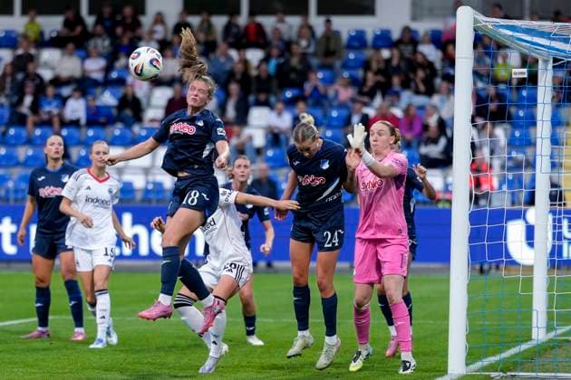 Valesca Ampoorter TSG, 18 , header, action, action, in penalty area, penalty area scene, 14 09 2025, Sinsheim Hoffenheim Germany , Football, Google Pixel Women Bundesliga, TSG 1899 Hoffenheim Eintracht Frankfurt, DFB DFL REGULATIONS PROHIBIT ANY USE OF PHOTOGRAPHS AS IMAGE SEQUENCES AND OR QUASI VIDEO xozx