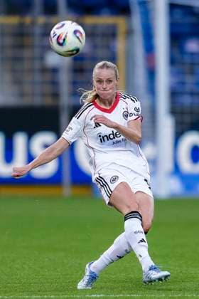 Amanda Ilestedt SGE, 13 , on the ball, cropped, full body, single image, single photo, action, action, 14 09 2025, Sinsheim Hoffenheim Germany , Football, Google Pixel Women Bundesliga, TSG 1899 Hoffenheim Eintracht Frankfurt, DFB DFL REGULATIONS PROHIBIT ANY USE OF PHOTOGRAPHS AS IMAGE SEQUENCES AND OR QUASI VIDEO xozx