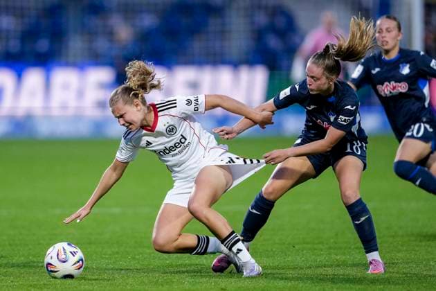 v.li.: Jarne Teulings (SGE, 9), Valesca Ampoorter (TSG, 18), Zweikampf, Spielszene, Duell, duel, tackle, tackling, Dynamik, Action, Aktion, 14.09.2025, Sinsheim (Hoffenheim) (Deutschland), Fussball, Google Pixel Frauen-Bundesliga, TSG 1899 Hoffenheim - Eintracht Frankfurt, DFB DFL REGULATIONS PROHIBIT ANY USE OF PHOTOGRAPHS AS IMAGE SEQUENCES AND OR QUASI-VIDEO. *** v li Jarne Teulings SGE, 9 , Valesca Ampoorter TSG, 18 , duel, duel, tackle, tackling, dynamics, action, action, 14 09 2025, Sinsheim Hoffenheim Germany , Football, Google Pixel Women Bundesliga, TSG 1899 Hoffenheim Eintracht Frankfurt, DFB DFL REGULATIONS PROHIBIT ANY USE OF PHOTOGRAPHS AS IMAGE SEQUENCES AND OR QUASI VIDEO xozx