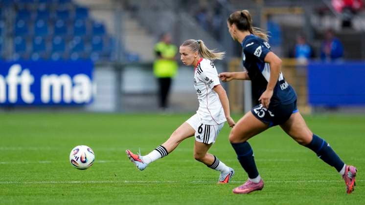 v li Elisa Senß Senss, SGE, 6 , Melissa Kössler TSG, 25 , duel, duel, tackle, tackling, dynamics, action, action, 14 09 2025, Sinsheim Hoffenheim Germany , Football, Google Pixel Women Bundesliga, TSG 1899 Hoffenheim Eintracht Frankfurt, DFB DFL REGULATIONS PROHIBIT ANY USE OF PHOTOGRAPHS AS IMAGE SEQUENCES AND OR QUASI VIDEO xozx