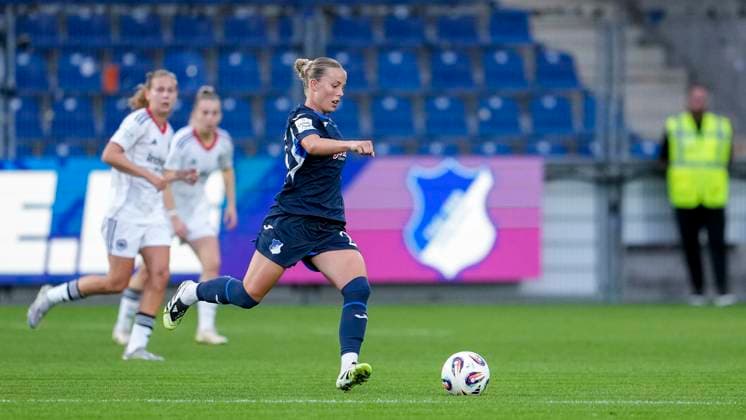 Laura Gloning TSG, 20 , on the ball, Action, Action, Game scene, 14 09 2025, Sinsheim Hoffenheim Germany , Soccer, Google Pixel Women Bundesliga, TSG 1899 Hoffenheim Eintracht Frankfurt, DFB DFL REGULATIONS PROHIBIT ANY USE OF PHOTOGRAPHS AS IMAGE SEQUENCES AND OR QUASI VIDEO xozx
