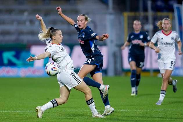 v li Nina Lührßen Lührssen, SGE, 11 , Feli Delacauw TSG, 24 , duel, duel, tackle, tackling, dynamics, action, action, 14 09 2025, Sinsheim Hoffenheim Germany , Football, Google Pixel Women Bundesliga, TSG 1899 Hoffenheim Eintracht Frankfurt, DFB DFL REGULATIONS PROHIBIT ANY USE OF PHOTOGRAPHS AS IMAGE SEQUENCES AND OR QUASI VIDEO xozx