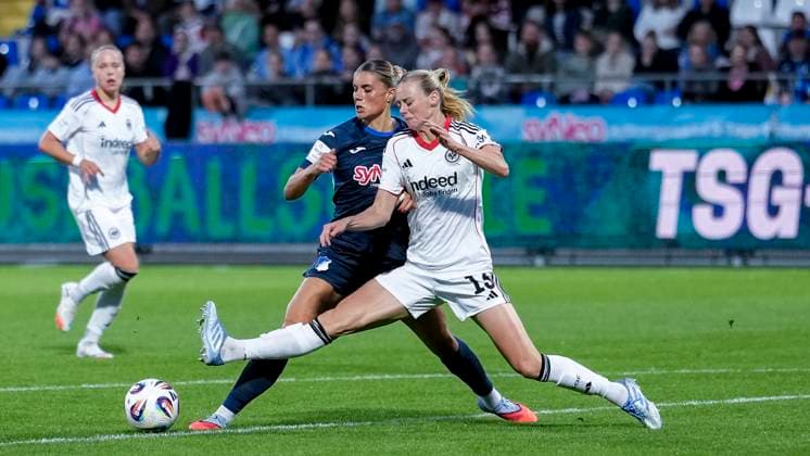 v li Selina Cerci TSG, 29 , Amanda Ilestedt SGE, 13 , duel, duel, tackle, tackling, dynamics, action, action, 14 09 2025, Sinsheim Hoffenheim Germany , Football, Google Pixel Women Bundesliga, TSG 1899 Hoffenheim Eintracht Frankfurt, DFB DFL REGULATIONS PROHIBIT ANY USE OF PHOTOGRAPHS AS IMAGE SEQUENCES AND OR QUASI VIDEO xozx