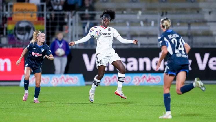 v li Jill Janssens TSG, 9 , Etonam Nicole Anyomi SGE, 19 , Feli Delacauw TSG, 24 , Action, Action, Game scene, 14 09 2025, Sinsheim Hoffenheim Germany , Soccer, Google Pixel Women Bundesliga, TSG 1899 Hoffenheim Eintracht Frankfurt, DFB DFL REGULATIONS PROHIBIT ANY USE OF PHOTOGRAPHS AS IMAGE SEQUENCES AND OR QUASI VIDEO xozx