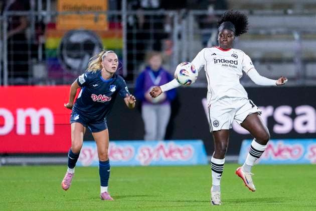 v li Jill Janssens TSG, 9 , Etonam Nicole Anyomi SGE, 19 , duel, duel, tackle, tackling, dynamics, action, action, 14 09 2025, Sinsheim Hoffenheim Germany , Football, Google Pixel Women Bundesliga, TSG 1899 Hoffenheim Eintracht Frankfurt, DFB DFL REGULATIONS PROHIBIT ANY USE OF PHOTOGRAPHS AS IMAGE SEQUENCES AND OR QUASI VIDEO xozx