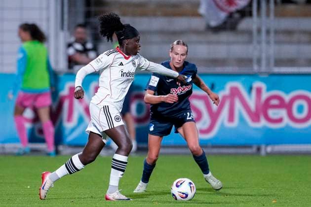 v li Etonam Nicole Anyomi SGE, 19 , Feli Delacauw TSG, 24 , duel, duel, tackle, tackling, dynamics, action, action, 14 09 2025, Sinsheim Hoffenheim Germany , Football, Google Pixel Women Bundesliga, TSG 1899 Hoffenheim Eintracht Frankfurt, DFB DFL REGULATIONS PROHIBIT ANY USE OF PHOTOGRAPHS AS IMAGE SEQUENCES AND OR QUASI VIDEO xozx