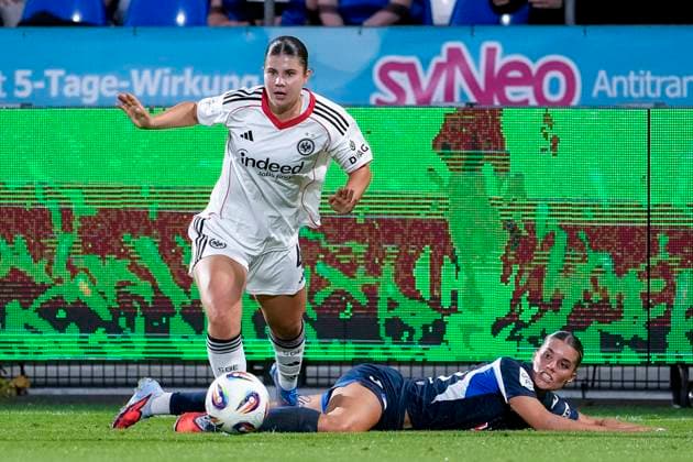 v li Noemi Ivelj SGE, 4 , Selina Cerci TSG, 29 , duel, duel, tackle, tackling, dynamics, action, action, 14 09 2025, Sinsheim Hoffenheim Germany , Football, Google Pixel Women Bundesliga, TSG 1899 Hoffenheim Eintracht Frankfurt, DFB DFL REGULATIONS PROHIBIT ANY USE OF PHOTOGRAPHS AS IMAGE SEQUENCES AND OR QUASI VIDEO xozx