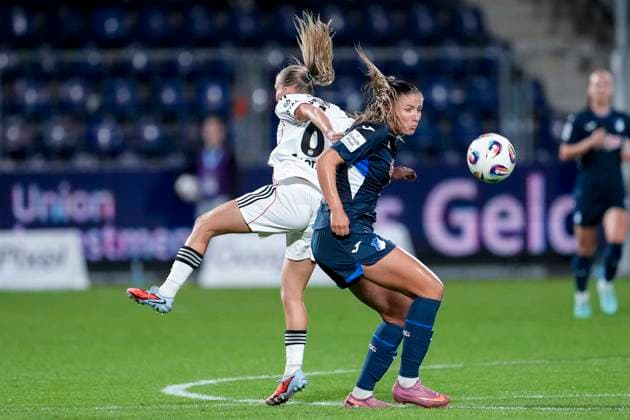 v li Elisa Senß Senss, SGE, 6 , Melissa Kössler TSG, 25 , duel, duel, tackle, tackling, dynamics, action, action, 14 09 2025, Sinsheim Hoffenheim Germany , Football, Google Pixel Women Bundesliga, TSG 1899 Hoffenheim Eintracht Frankfurt, DFB DFL REGULATIONS PROHIBIT ANY USE OF PHOTOGRAPHS AS IMAGE SEQUENCES AND OR QUASI VIDEO xozx