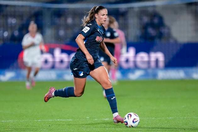 Melissa Kössler TSG, 25 , on the ball, cropped, full body, single image, single photo, action, action, 14 09 2025, Sinsheim Hoffenheim Germany , Soccer, Google Pixel Women Bundesliga, TSG 1899 Hoffenheim Eintracht Frankfurt, DFB DFL REGULATIONS PROHIBIT ANY USE OF PHOTOGRAPHS AS IMAGE SEQUENCES AND OR QUASI VIDEO xozx