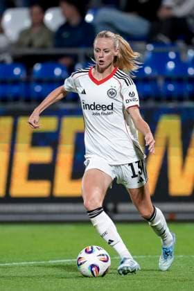 Amanda Ilestedt SGE, 13 , on the ball, cropped, full body, single image, single photo, action, action, 14 09 2025, Sinsheim Hoffenheim Germany , Football, Google Pixel Women Bundesliga, TSG 1899 Hoffenheim Eintracht Frankfurt, DFB DFL REGULATIONS PROHIBIT ANY USE OF PHOTOGRAPHS AS IMAGE SEQUENCES AND OR QUASI VIDEO xozx