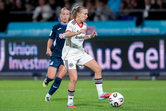 v li Laura Gloning TSG, 20 , Elisa Senß Senss, SGE, 6 , Action, Action, Game scene, 14 09 2025, Sinsheim Hoffenheim Germany , Soccer, Google Pixel Women Bundesliga, TSG 1899 Hoffenheim Eintracht Frankfurt, DFB DFL REGULATIONS PROHIBIT ANY USE OF PHOTOGRAPHS AS IMAGE SEQUENCES AND OR QUASI VIDEO xozx