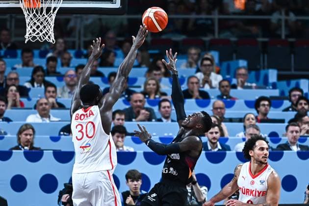 Turkey v Germany: Final - FIBA EuroBasket 2025 Dennis Schroder of Germany competes with Adem Bona of Turkiye during the FIBA EuroBasket 2025 Final between Turkiye and Germany at Xiaomi Arena in Riga, Latvia, on September 14, 2025. Riga Latvia  Copyright: xStefanosxKyriazisx originalFilename:kyriazis-trkiyevg250914_npIgK.jpg