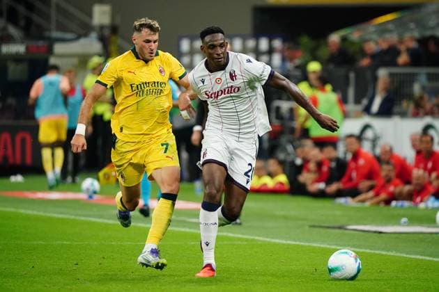 AC Milan v Bologna FC 1909 - Serie A Jhon Lucumi of Bologna FC and Santiago Gimenez of AC Milan participate in the Italian championship Serie A football match between AC Milan and Bologna FC at San Siro stadium in Milan, Italy, on September 14, 2025. Milan Italy Italy  Copyright: xLucaxRossinix originalFilename:rossini-acmilanv250914_np425.jpg