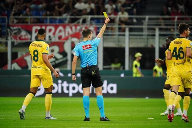 AC Milan v Bologna FC 1909 - Serie A Matteo Mercenaro (Referee) shows the yellow card during the Italian championship Serie A football match between AC Milan and Bologna FC at San Siro stadium in Milan, Italy, on September 14, 2025. Milan Italy Italy  Copyright: xLucaxRossinix originalFilename:rossini-acmilanv250914_nppoP.jpg