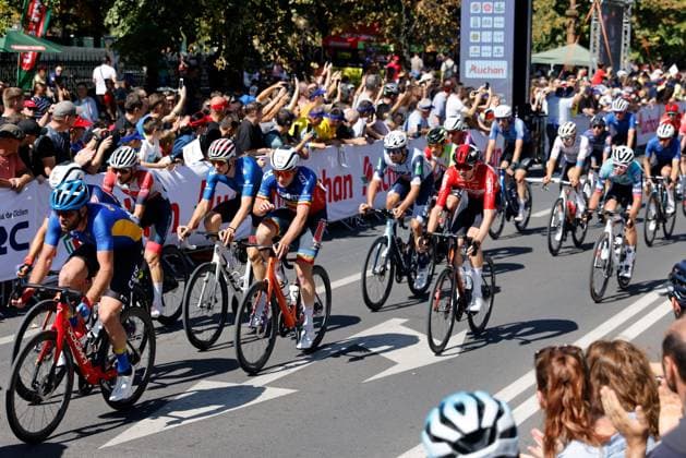 (250915) -- ROMANIA, Sept. 15, 2025 -- Cyclists compete during the last stage of Tour of Romania 2025 cycling race in Bucharest, Romania, Sept. 14, 2025. (Photo by Xinhua) (SP)ROMANIA-BUCHAREST-CYCLING TOUR OF ROMANIA CristianxCristel 
