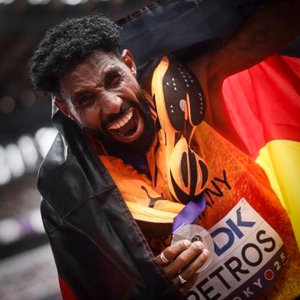 World Athletics Championships; Tokyo, 15.09.2025 Amanal Petros (GER) freut sich über SILBER nach dem Marathon an Tag 3 der World Athletics Championships im National Stadium in Tokyo, Japan am 15.09.2025. *** World Athletics Championships Tokyo, 15 09 2025 Amanal Petros GER celebrates SILVER after the marathon on day 3 of the World Athletics Championships at the National Stadium in Tokyo, Japan on 15 09 2025 Copyright: xBEAUTIFULxSPORTS AxelxKohringx