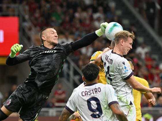 (250915) -- MILAN, Sept. 15, 2025 -- Bologna s goalkeeper Lukasz Skorupski (L) competes during a Serie A football match between AC Milan and Bologna in Milan, Italy, Sept. 14, 2025. (Photo by Xinhua) (SP)ITALY-MILAN-FOOTBALL-SERIE A-AC MILAN VS BOLOGNA AlbertoxLingria 