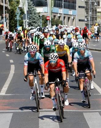 (250915) -- ROMANIA, Sept. 15, 2025 -- Cyclists compete during the last stage of Tour of Romania 2025 cycling race in Bucharest, Romania, Sept. 14, 2025. (Photo by Xinhua) (SP)ROMANIA-BUCHAREST-CYCLING TOUR OF ROMANIA CristianxCristel 