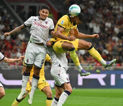 (250915) -- MILAN, Sept. 15, 2025 -- AC Milan s Ruben Loftus-Cheek (R) vies with Bologna s Santiago Castro during a Serie A football match between AC Milan and Bologna in Milan, Italy, Sept. 14, 2025. (Photo by Xinhua) (SP)ITALY-MILAN-FOOTBALL-SERIE A-AC MILAN VS BOLOGNA AlbertoxLingria 