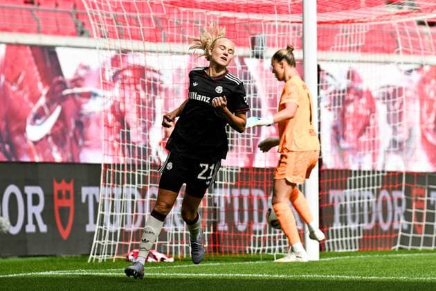 Soccer I Women I Season 2025 2026 I Bundesliga I 2 Matchday I RB Leipzig FC Bayern Munich I 14 09 2025 Pernille Harder 21, FC Bayern Munich has her eyes closed and turns away in front of the Leipzig goal Crop, close-up, portrait, portrait, single photo, single image, body Leipzig Red Bull Arena Saxony Germany Copyright: xLobeca InesxHähnelx