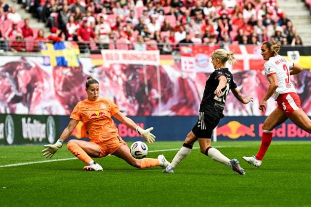 Soccer I Women I Season 2025 2026 I Bundesliga I 2 Matchday I RB Leipzig FC Bayern Munich I 14 09 2025 Elvira Johanna Herzog 1, Rasenballsport Leipzig stops a shot on goal by Pernille Harder 21, FC Bayern Munich Leipzig Red Bull Arena Sachsen Germany Copyright: xLobeca InesxHähnelx