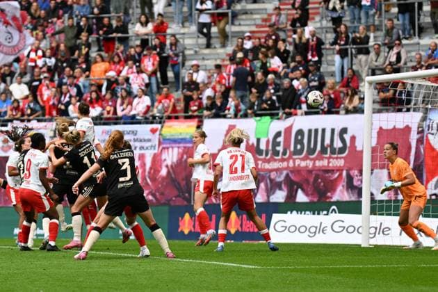 Soccer I Women I Season 2025 2026 I Bundesliga I Matchday 2 I RB Leipzig FC Bayern Munich I 14 09 2025 Goal for FC Bayern Munich after a corner from Klara Bühl 17, FC Bayern Munich , right Elvira Johanna Herzog 1, Rasenballsport Leipzig Leipzig Red Bull Arena Saxony Germany Copyright: xLobeca InesxHähnelx