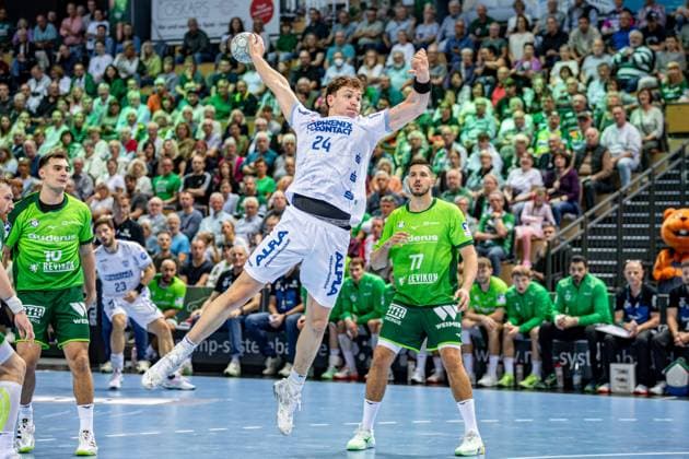 Handball Bundesliga HSG Wetzlar TBV Lemgo Lippe, 14 09 25 Joel Willecke TBV Lemgo Lippe, 24 , Josip Simic HSG Wetzlar, 10 , Stefan Cavor HSG Wetzlar, 77 Handball Bundesliga HSG Wetzlar TBV Lemgo Lippe Wetzlar, 14 09 25 Copyright: xBEAUTIFULxSPORTS Roeczeyx