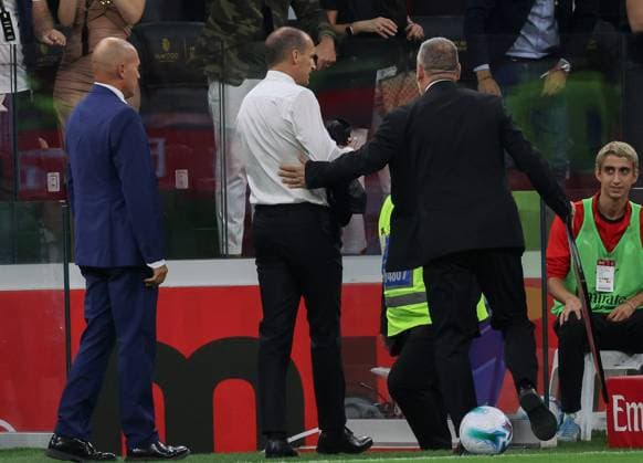 Foto IPP Roberto Bregani Milano 14-09-2025 Calcio Campionato di Serie A 2025 2026, Milan-Bologna Nella foto l allenatore del Milan, Massimiliano Allegri espulso mentre lascia il campo Italy Photo Press World Copyright. italy ITALY  Copyright: xR4924_italyphotopressx