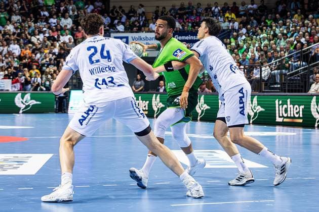 14 09 2025, xovx, Handball Daikin Handball Bundesliga, HSG Wetzlar TBV Lemgo Lippe v l Joel Willecke TBV Lemgo Lippe , Philipp Ahouansou HSG Wetzlar , Frederik Simak TBV Lemgo Lippe Wetzlar Buderus Arena Hessen Germany EN