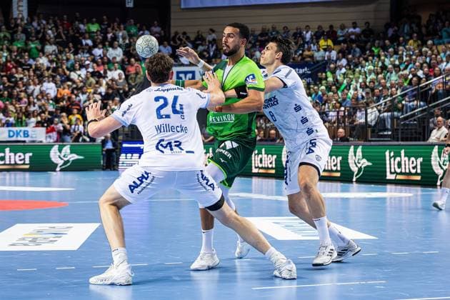 14 09 2025, xovx, Handball Daikin Handball Bundesliga, HSG Wetzlar TBV Lemgo Lippe v l Joel Willecke TBV Lemgo Lippe , Philipp Ahouansou HSG Wetzlar , Frederik Simak TBV Lemgo Lippe Wetzlar Buderus Arena Hessen Germany EN