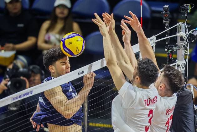 (250915) -- QUEZON CITY, Sept. 15, 2025 -- Mohamed Garwash (L) of Libya competes during the pool G match between T¨¹rkiye and Libya at the FIVB Men s World Championship, WM, Weltmeisterschaft 2025 in Quezon City, the Philippines, on Sept. 15, 2025. ) (SP)THE PHILIPPINES-QUEZON CITY-VOLLEYBALL-FIVB MEN S WORLD CHAMPIONSHIP 2025-TUR VS LIB RouellexUmali 