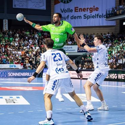 14 09 2025, xovx, Handball Daikin Handball Bundesliga, HSG Wetzlar TBV Lemgo Lippe v l Tim Suton TBV Lemgo Lippe , Philipp Ahouansou HSG Wetzlar , Joel Willecke TBV Lemgo Lippe Wetzlar Buderus Arena Hessen Germany EN
