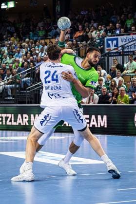 14 09 2025, xovx, Handball Daikin Handball Bundesliga, HSG Wetzlar TBV Lemgo Lippe v l Joel Willecke TBV Lemgo Lippe , Philipp Ahouansou HSG Wetzlar Wetzlar Buderus Arena Hessen Germany EN