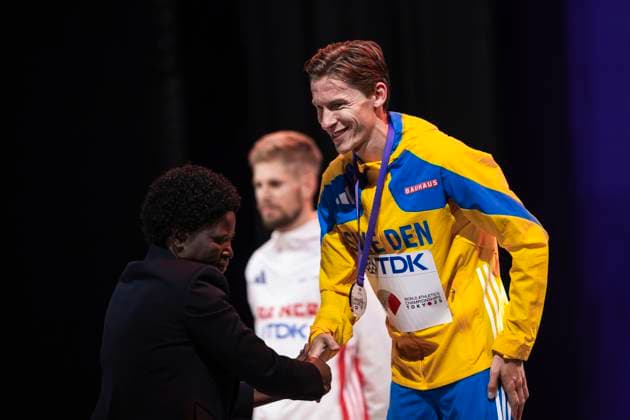 250915 Andreas Almgren of Sweden receives this bronze medal for his third place at the medal ceremony for the men s 10000 meters final during day 3 of the 2025 World Athletics Championships on September 15, 2025 in Tokyo Photo Joel Marklund BILDBYRAN kod JM JM0731 bbeng friidrott athletics friidrett 2025 world athletics championships world athletics championships tokyo 25 friidrotts vm friidretts vm vm sverige jubel  Copyright: JOELxMARKLUND BB250915JM055