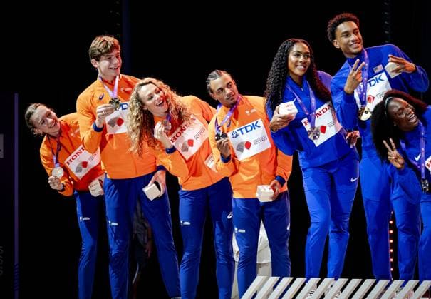 TOKYO Femke Bol, Jonas Phijffers, Lieke Klaver, and Eugene Omalla with their silver medals during the medal ceremony for the 4x400-meter mixed relay at the World Athletics Championships in Japan. ANP ROBIN VAN LONKHUIJSEN xVIxANPxSportx xxANPxIVx 536316171 originalFilename: 536316171.jpg