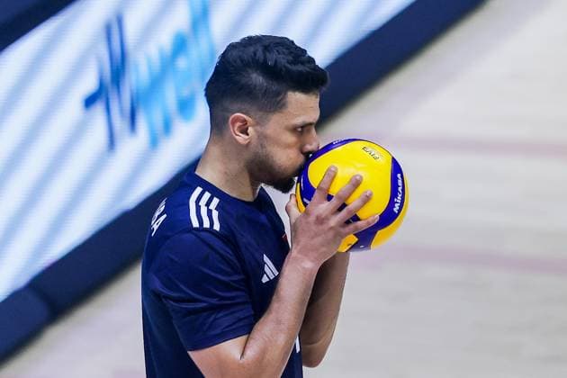 (250915) -- QUEZON CITY, Sept. 15, 2025 -- Abdelrahman Abu Zariba of Libya prepares to serve during the pool G match between T¨¹rkiye and Libya at the FIVB Men s World Championship, WM, Weltmeisterschaft 2025 in Quezon City, the Philippines, on Sept. 15, 2025. ) (SP)THE PHILIPPINES-QUEZON CITY-VOLLEYBALL-FIVB MEN S WORLD CHAMPIONSHIP 2025-TUR VS LIB RouellexUmali 