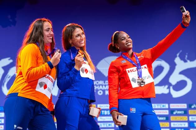 2025-09-15 World Athletics Championships Tokyo 2025 - Day 3 TOKYO, JAPAN - SEPTEMBER 15: Jorinde van Klinken of the Netherlands, Valarie Allman of United States of America, Silinda Morales of Cuba during the podium ceremony after competing during the Women s Discus Throw on day one of the World Athletics Championships Tokyo 2025 at National Stadium on September 15, 2025 in Tokyo, Japan. (Photo by Joris Verwijst BSR Agency) Tokyo Japan Content not available for redistribution in The Netherlands directly or indirectly through any third parties. Copyright: xBSRxAgencyx