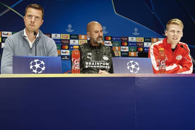 Eindhoven - (L-R) PSV Eindhoven press officer Nick Tol, PSV Eindhoven coach Peter Bosz, PSV Eindhoven player Jerdy Schouten during the MD-1 press conference, PK, Pressekonferenz prior to the UEFA Champions League match against Union Sint-Gillis at the Philips Stadium on September 15, 2025, in Eindhoven, Netherlands. ANP MAURICE VAN STEEN xVIxANPxSportx xxANPxIVx 536323079 originalFilename: 536323079.jpg