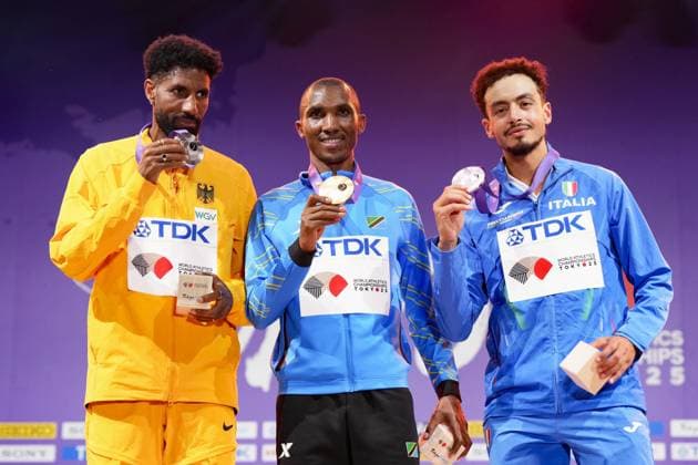 Athletics: World championships in Tokyo Gold medalist Alphonce Felix Simbu (C) of Tanzania poses on the podium during the medal ceremony for the men s marathon at the World Athletics Championships at the National Stadium in Tokyo on Sept. 15, 2025, alongside silver medalist Amanal Petros (L) of Germany and bronze medalist Iliass Aouani of Italy.  A14AA0004851336P