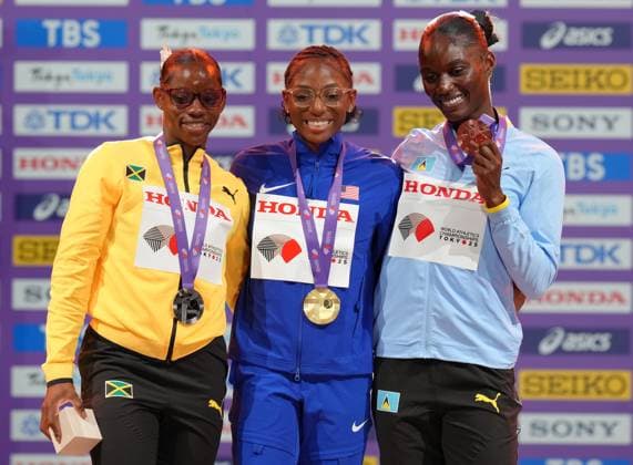 (250915) -- TOKYO, Sept. 15, 2025 -- Gold medalist Melissa Jefferson-Wooden (C) of the United States, silver medalist Tina Clayton (L) of Jamaica and bronze medalist Julien Alfred of Saint Lucia pose during the women s 100m awarding ceremony at the 2025 World Athletics Championships in Tokyo, Japan, Sept. 15, 2025. ) (SP)JAPAN-TOKYO-ATHLETICS-WORLD ATHLETICS CHAMPIONSHIPS-WOMEN S 100M-AWARDING CEREMONY JuxHuanzong 