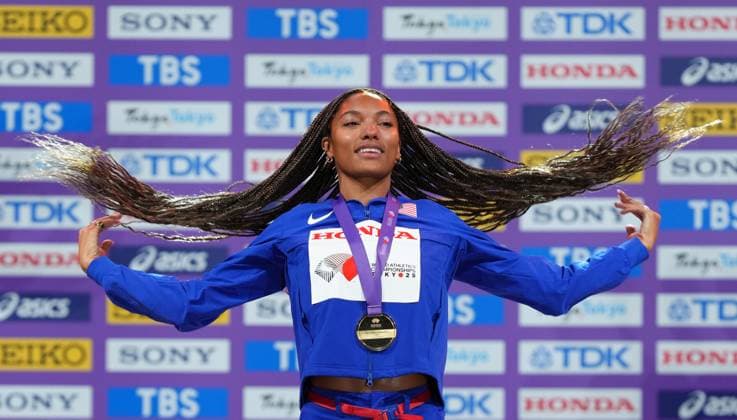 (250915) -- TOKYO, Sept. 15, 2025 -- Gold medalist Tara Davis-Woodhall (C) of the United States is seen during the women s long jump awarding ceremony at the 2025 World Athletics Championships in Tokyo, Japan, Sept. 15, 2025. ) (SP)JAPAN-TOKYO-ATHLETICS-WORLD ATHLETICS CHAMPIONSHIPS-WOMEN S LONG JUMP-AWARDING CEREMONY JuxHuanzong 