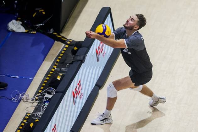 (250915) -- QUEZON CITY, Sept. 15, 2025 -- Isaac Heslinga of Canada competes during the pool G match between Canada and Japan at the FIVB Men s World Championship, WM, Weltmeisterschaft 2025 in Quezon City, the Philippines, on Sept. 15, 2025. ) (SP) THE PHILIPPINES-QUEZON CITY-FIVB MEN S WORLD CHAMPIONSHIP 2025-CAN VS JPN ROUELLExUMALI 