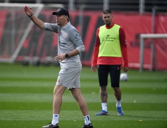 15 09 2025, xophax, Soccer 1 Bundesliga Bayer 04 Leverkusen Season 2025 2026 Bayer 04 Leverkusen , Training Coach Kasper Hjulmand with Robert Andrich , right Leverkusen