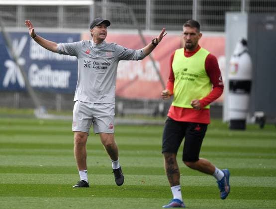 15 09 2025, xophax, Soccer 1 Bundesliga Bayer 04 Leverkusen Season 2025 2026 Bayer 04 Leverkusen , Training Coach Kasper Hjulmand with Robert Andrich , right Leverkusen