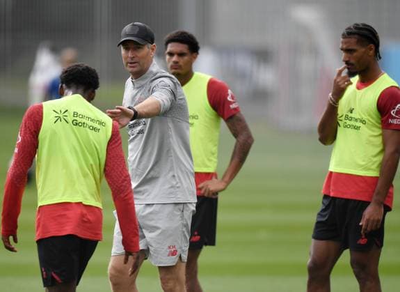 15 09 2025, xophax, Soccer 1 Bundesliga Bayer 04 Leverkusen Season 2025 2026 Bayer 04 Leverkusen , Training Coach Kasper Hjulmand center with from left Ernest Poku , Jarell Quansah and Loic Bade all Bayer 04 Leverkusen