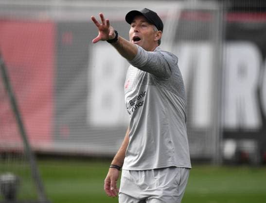 15.09.2025, xophax, Fussball 1.Bundesliga Bayer 04 Leverkusen Saison 2025 2026 Bayer 04 Leverkusen , Training Trainer Kasper Hjulmand Leverkusen *** 15 09 2025, xophax, Soccer 1 Bundesliga Bayer 04 Leverkusen Season 2025 2026 Bayer 04 Leverkusen , Training Coach Kasper Hjulmand Leverkusen