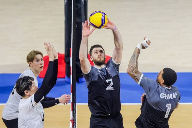 (250915) -- QUEZON CITY, Sept. 15, 2025 -- Isaac Heslinga (2nd R) and Daenan Gyimah (1st R) of Canada compete against players of Japan during the pool G match between Canada and Japan at the FIVB Men s World Championship, WM, Weltmeisterschaft 2025 in Quezon City, the Philippines, on Sep. 15, 2025. ) (SP) THE PHILIPPINES-QUEZON CITY-FIVB MEN S WORLD CHAMPIONSHIP 2025-CAN VS JPN ROUELLExUMALI 