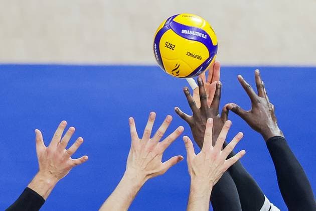 (250915) -- QUEZON CITY, Sept. 15, 2025 -- Players of Japan and Canada compete during the pool G match between Canada and Japan at the FIVB Men s World Championship, WM, Weltmeisterschaft 2025 in Quezon City, the Philippines, on Sept. 15, 2025. ) (SP) THE PHILIPPINES-QUEZON CITY-FIVB MEN S WORLD CHAMPIONSHIP 2025-CAN VS JPN ROUELLExUMALI 