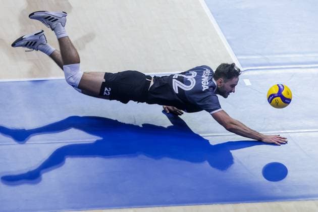 (250915) -- QUEZON CITY, Sept. 15, 2025 -- Isaac Heslinga of Canada competes during the pool G match between Canada and Japan at the FIVB Men s World Championship, WM, Weltmeisterschaft 2025 in Quezon City, the Philippines, on Sept. 15, 2025. ) (SP) THE PHILIPPINES-QUEZON CITY-FIVB MEN S WORLD CHAMPIONSHIP 2025-CAN VS JPN ROUELLExUMALI 